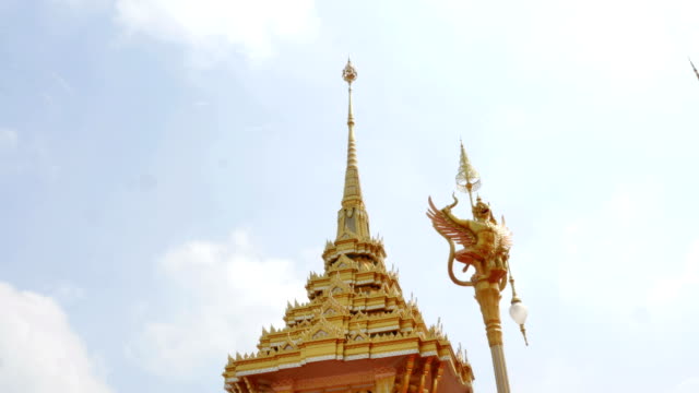Oro-funeral-pyre-torre-del-rey-Bhumibol-Adulyadej.-El-rey-de-Tailandia-en-Sanam-Luang-de-Bangkok,-Tailandia