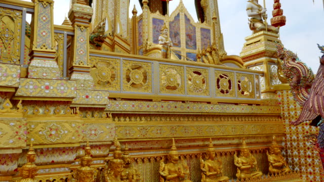 The-golden-funeral-pyre-tower-of-King-Bhumibol-Adulyadej.-The-King-of-Thailand-at-Sanam-Luang-Bangkok,-Thailand