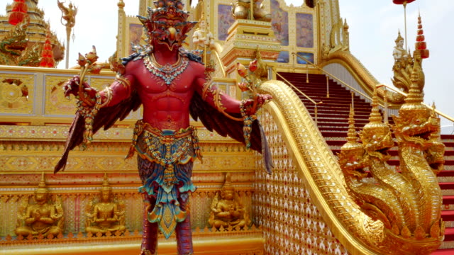 roten-Garuda-Skulptur-vor-dem-Royal-Scheiterhaufen-für-König-Bhumibol-Adulyadej