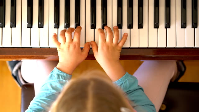 niña-aprende-a-tocar-el-piano