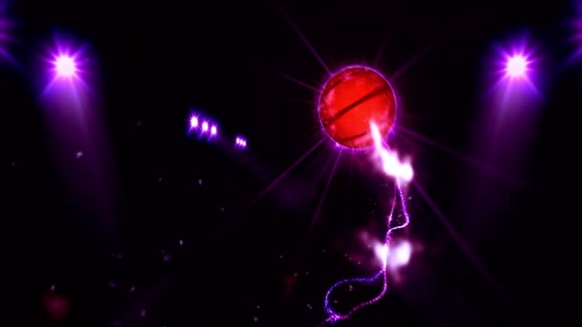 Basketball,-beleuchtete-hell-lila-Farbe-Strahler-In-Nachtszene