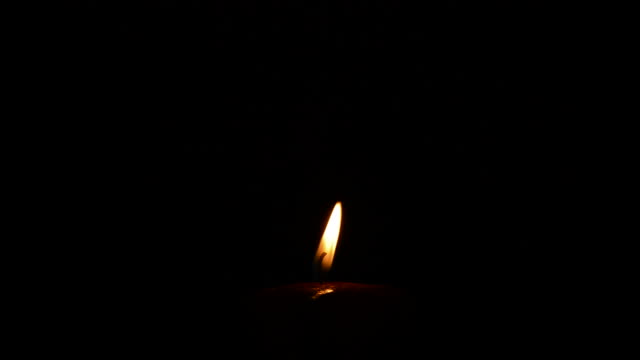Kerze-in-schwarzem-Hintergrund
