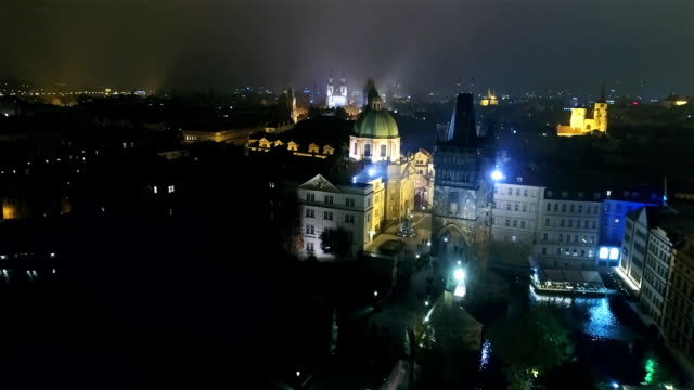Noche-panorama-de-Praga,-panorámica-vista-desde-el-aire-a-Cathedral-de-Vitus-en-Praga,-luces-de-la-ciudad-de-noche,-Praga