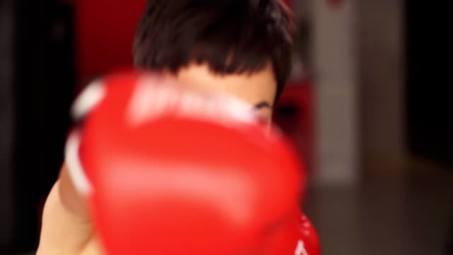 Mädchen-Boxer-Züge-in-rote-Handschuhe