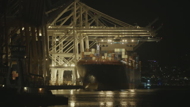 Transporte-carga-descarga-de-mercancías-a-Semi-camiones-tiempo-lapso-noche-puerto-Seattle-Harbor-isla-Duwamish-Hidrovía