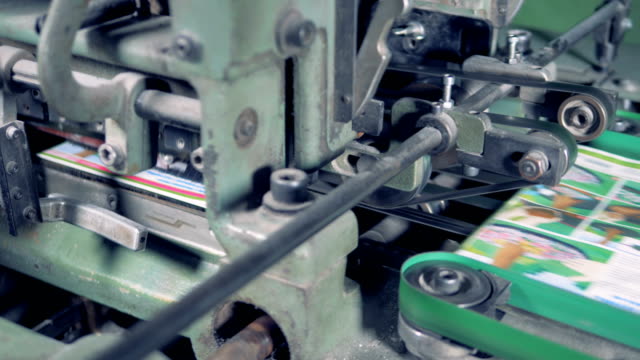 Máquina-de-fábrica-es-de-corte-parte-excesiva-de-los-periódicos-de-coloreadas