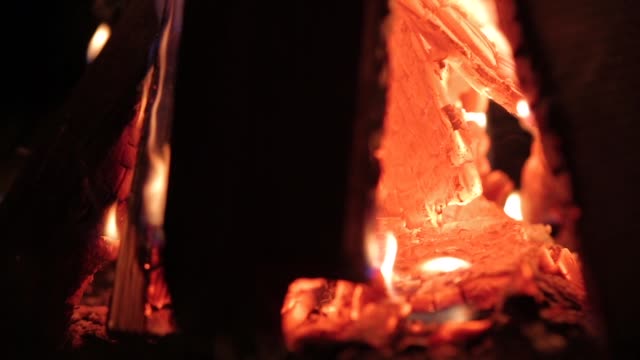 Feuer-brennt-in-der-Nacht,-Closeup,-Lagerfeuer-am-dunklen-Herbstnacht-Wärme