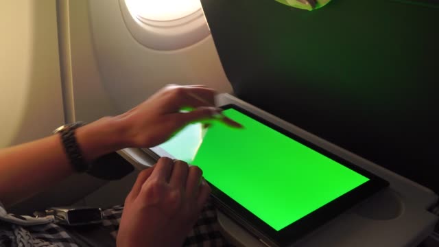 trabajando-con-pc-de-la-tableta-del-ordenador-portátil-en-aviones,-pantalla-verde-y-clave-de-croma.
