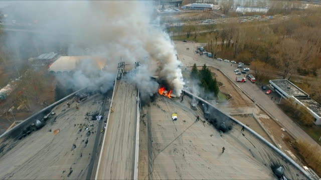 Aerial-view-of-the-firefighters-extinguish-a-large-fire-on-the-roof-of-the-building.