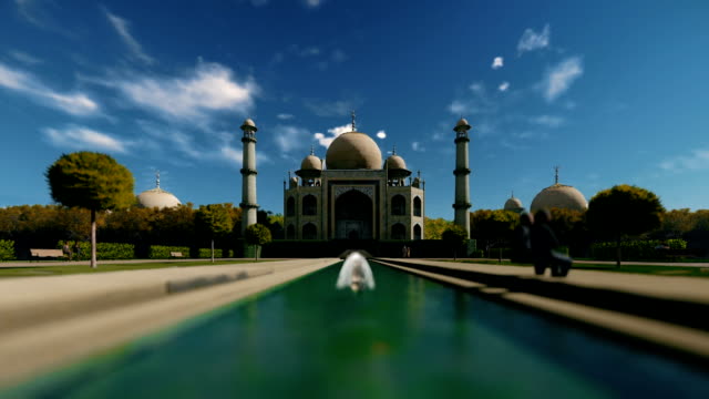 Taj-Mahal-contra-cielo-hermoso-con-los-turistas-caminar,-caída-del-cielo