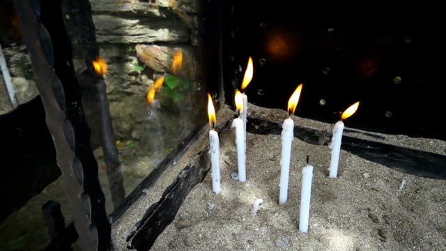 Kerzen-im-Haus-der-Mutter-Maria-in-der-Türkei