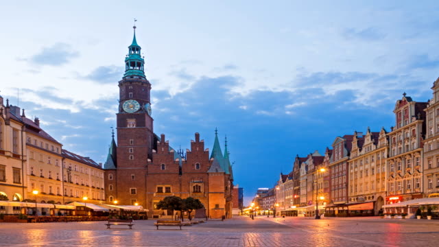 Clock-tower-and-main-square-in-Wroclaw.-Time-lapse