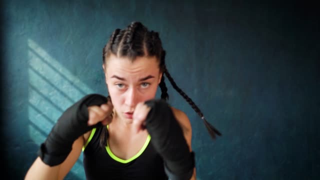 mujer-joven-hermosa-mueve-boxeo-entrenamiento-en-gimnasio-de-perforación