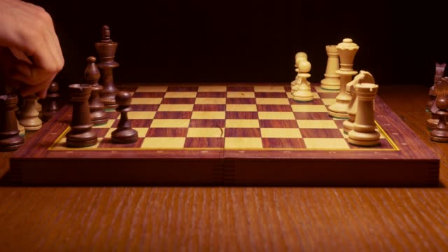 Schachspieler,-einen-Umzug-in-das-Spiel-auf-Holztisch