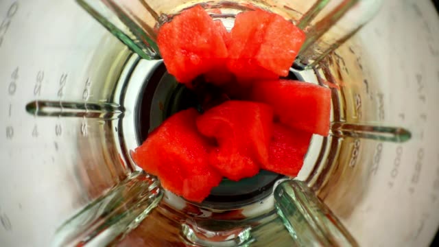 Zerkleinerung-von-Wassermelone-in-den-Mixer-geben.-Slow-Motion.