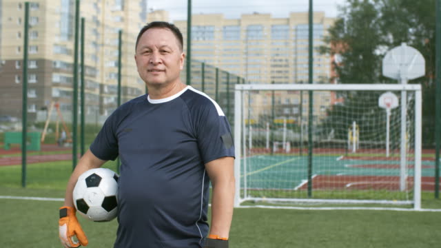 Porträt-von-Reife-asiatische-Fußballer