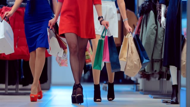 Shopaholic-weibliche-Beine-mit-Einkaufstüten