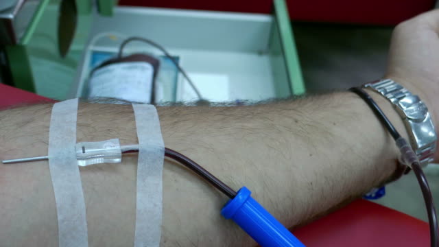 Footatge-einer-Person-an-die-Transfusiology-sitzen-und-Blut-spenden