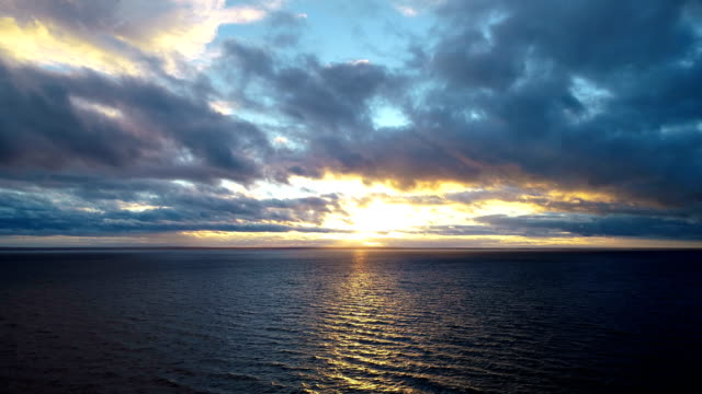 Der-Flug-über-das-Wasser-auf-den-wunderschönen-Sonnenaufgang-Hintergrund.-Zeitraffer
