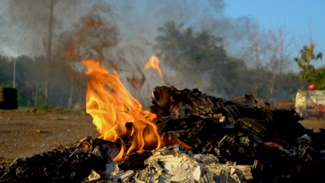 Feuer-brennt-der-Müll-verursacht-die-Luftverschmutzung-und-globale-Erwärmung.-Closeup-Slow-motion