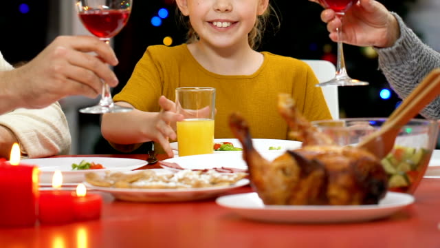 Eltern-und-Kindererziehung-Toast-am-Weihnachtsessen,-Wünsche,-Glück-und-Gesundheit