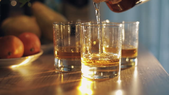 Kalten-Whisky-Gießen-in-Glas