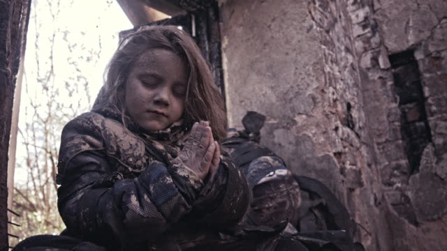Niños-sin-hogar-hambre-cerca-de-las-ruinas.-Refugiados