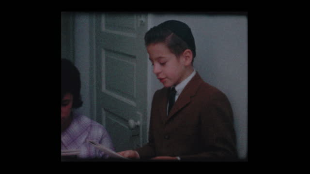 Familia-judía-de-1963-lee-la-Hagadá-en-el-seder-de-la-Pascua