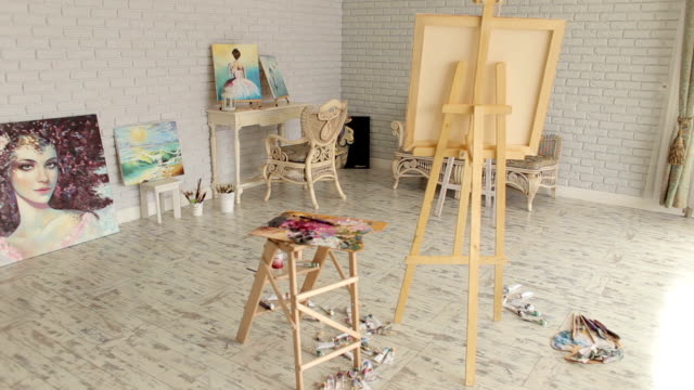 Innenraum-des-Malers-Atelier-oder-Galerie-mit-farbenfrohen-Gemälden.