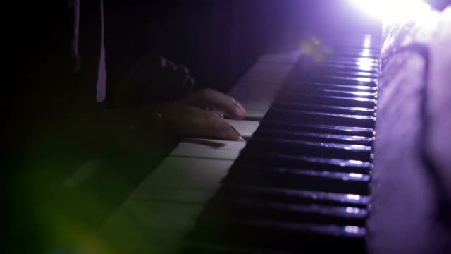 A-child-plays-the-piano