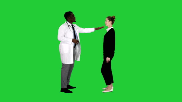 Arzt-sagt-good-News-und-Patienten-lässt-auf-ein-Green-Screen,-Chroma-Key