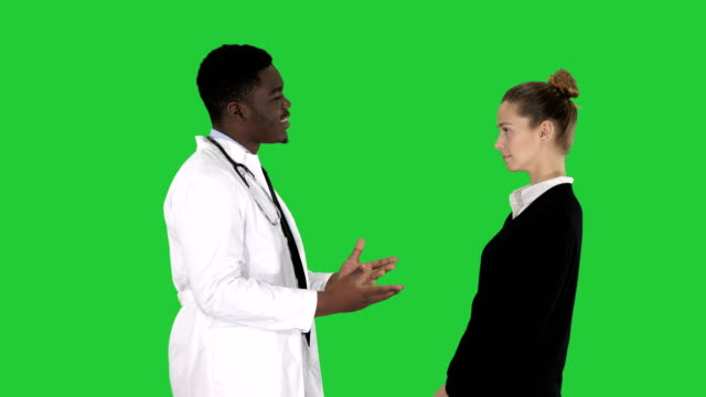 Arzt-sagt-gute-Nachricht-an-einen-Patienten-auf-einem-Green-Screen,-Chroma-Key