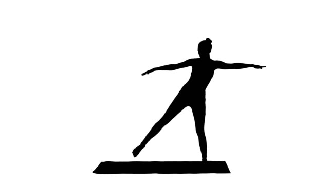 Silhouette-Frau-Yoga-zu-praktizieren,-stehend-in-erweitert-Seitenwinkel-Übung-Utthita-Parsvakonasana-darstellen.
