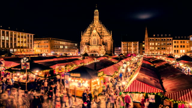 Nürnberger-Weihnachtsmarkt-(Christkindlesmarkt).-Nacht-Zeitraffer.-Zoom-Effekt