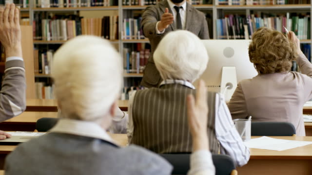 Gruppe-von-Senioren,-die-Teilnahme-am-Unterricht-in-der-Bibliothek