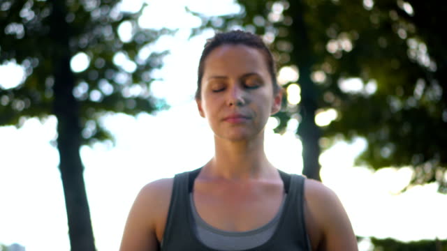 Schöne-Frau-üben-spirituellen-Yoga-Übung-in-Lotus-pose