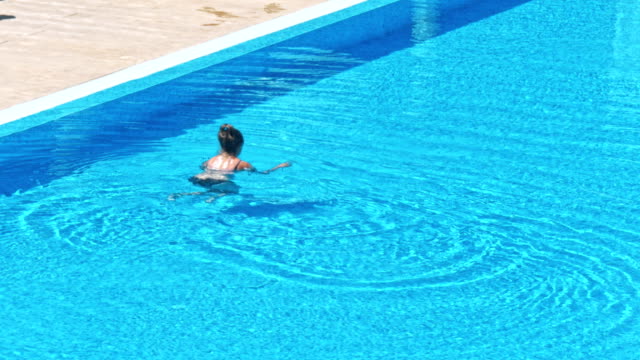 Sinnliche-junge-Frau-Entspannung-im-Schwimmbad.