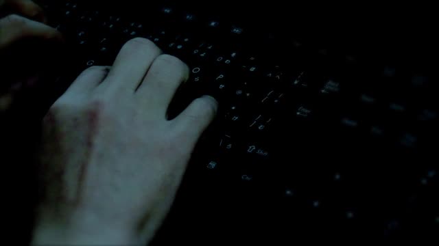 Hombre-escribiendo-en-el-teclado.-La-seguridad-cibernética/Cyber-ataque-imagen-de-vídeo