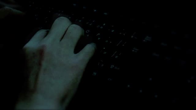 Man-tippt-auf-Tastatur.-Cyber-Sicherheit/Cyber-Attacke-Image-Video