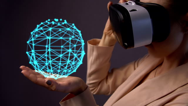 Junge-Frau-mit-einem-Virtual-Reality-Headset