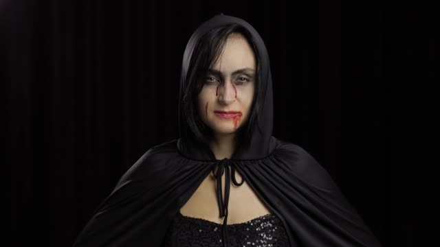 Vampir-Halloween-Make-up.-Frau-Porträt-mit-Blut-auf-ihrem-Gesicht.