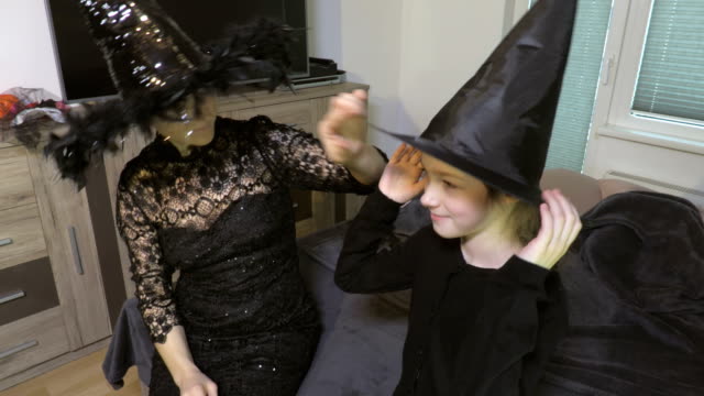 Mutter-und-Tochter-in-Halloween-Hexenkostümen