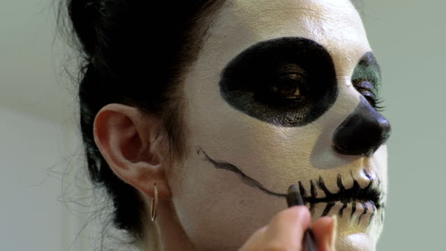 Mujer-terminando-Día-de-Muertos,-Maquillaje-de-Halloween