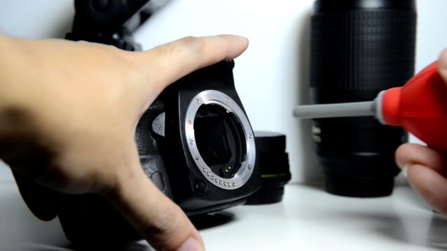 Limpieza-de-la-cámara-DSLR-soplando-polvo-del-sensor-de-imagen