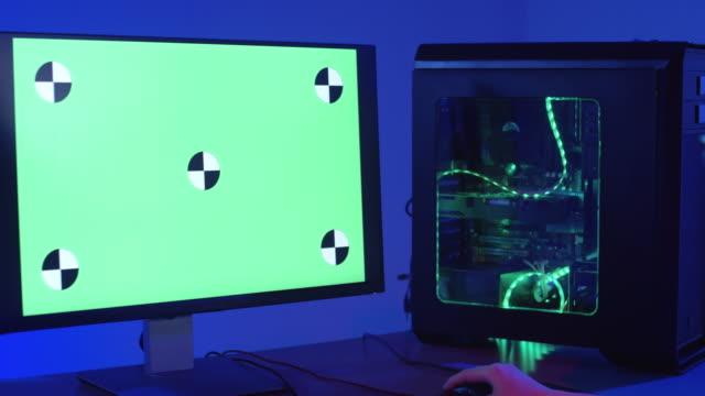Gamer-sitzt-am-Computer-und-Streaming