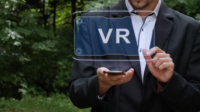 Geschäftsmann-verwendet-Hologramm-mit-Text-VR