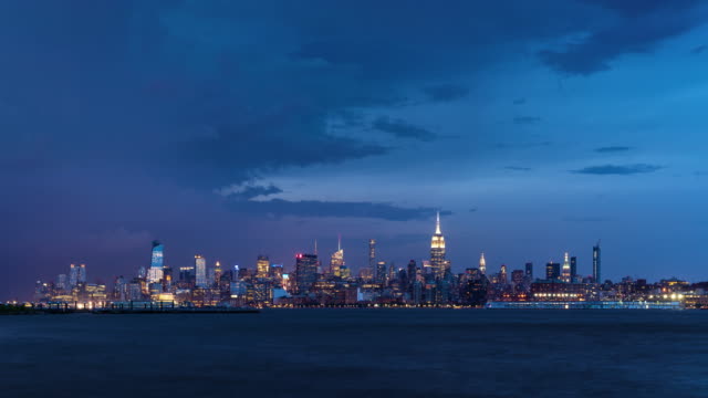 Cityscape-of-a-summer-evening-storm-and-lightning-in-New-York-City