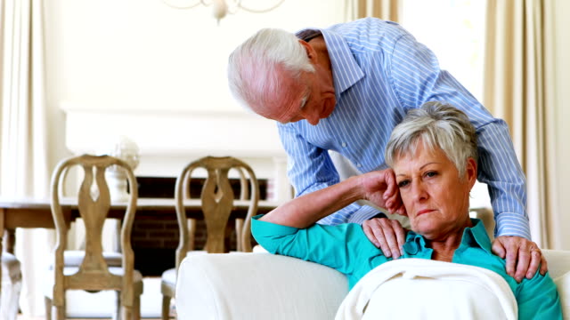 Malestar-senior-pareja-discutiendo-entre-sí-en-sala-de-estar