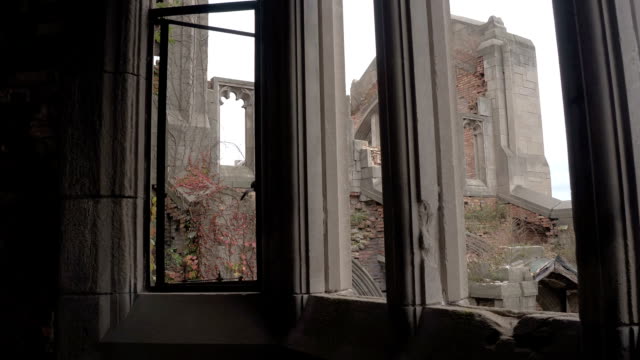 FPV:-Blick-durch-die-Fenster-im-eingestürzten-Sanctuary-in-Stadt-methodistischen-Kirche