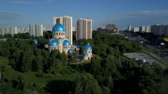 Vista-aérea-de-la-iglesia-de-la-Santísima-Trinidad-en-los-estanques-de-Borisov